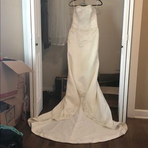 Pre-loved wedding dress & veil by Ashley Jordan